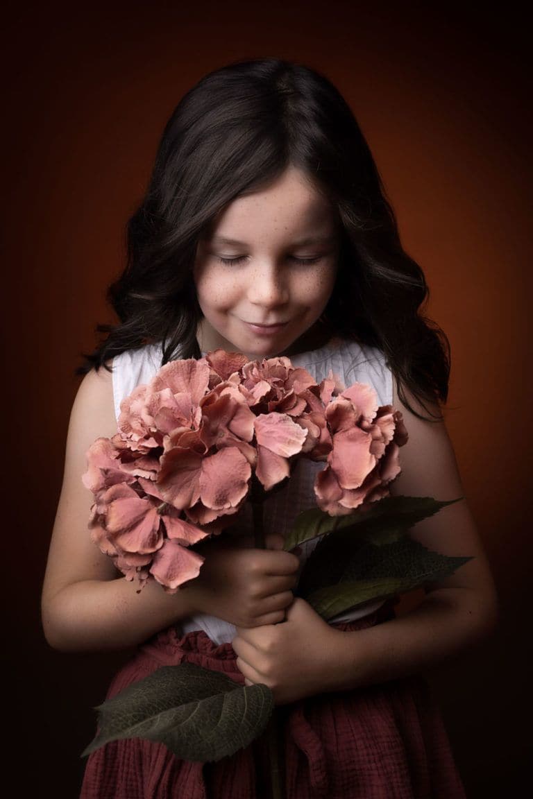 portraits d'enfants habillé en princesse, photo fillette qui sent un bouquet de fleur
