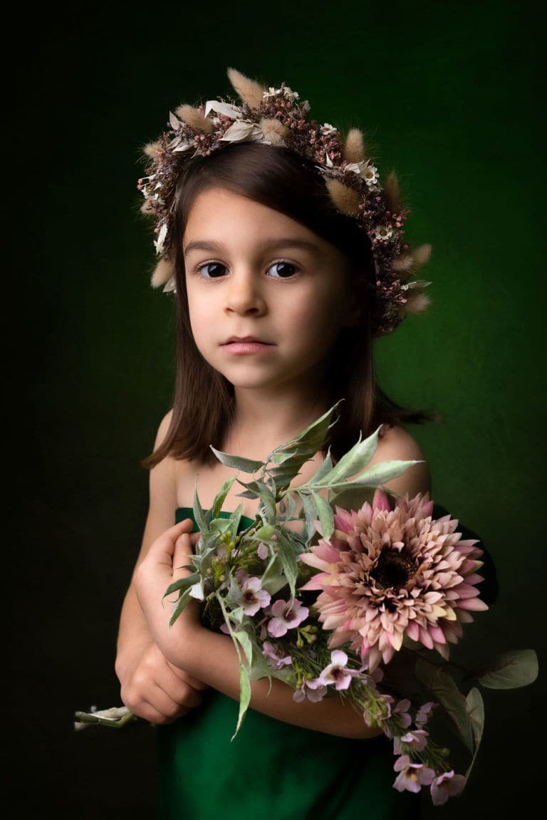 portrait photo fillette qui tien tun bouquet de fleur