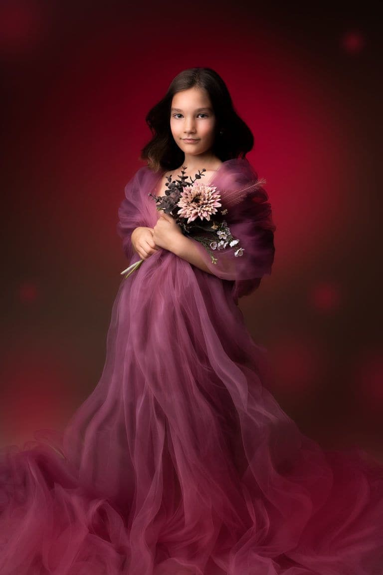 photo portrait fille habillé en robe de princesse rose lors d'une séance photo portrait