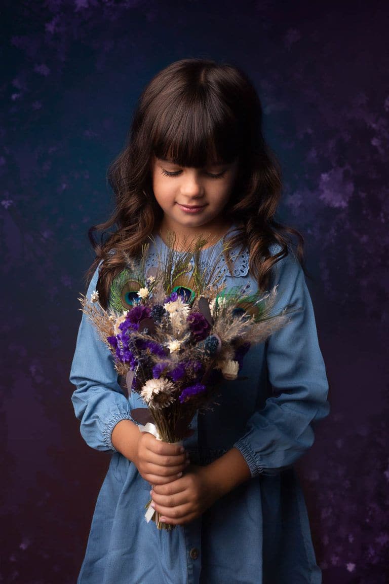 photo artistique de votre fille, petite fille qui tien un bouquet de fleur
