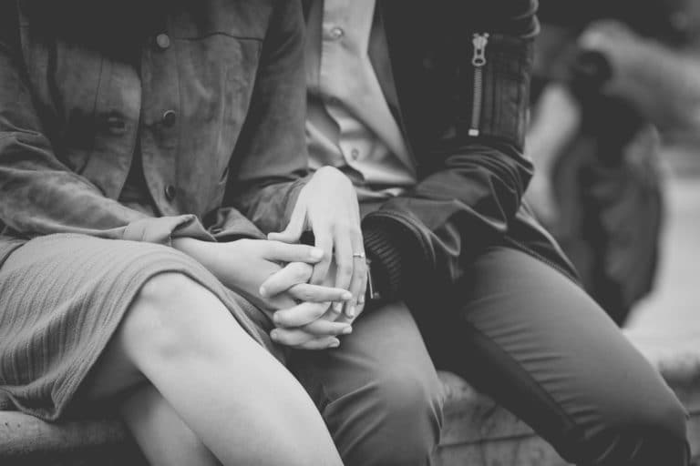 photo noir et blanc des mains entrelacées d'un couple
