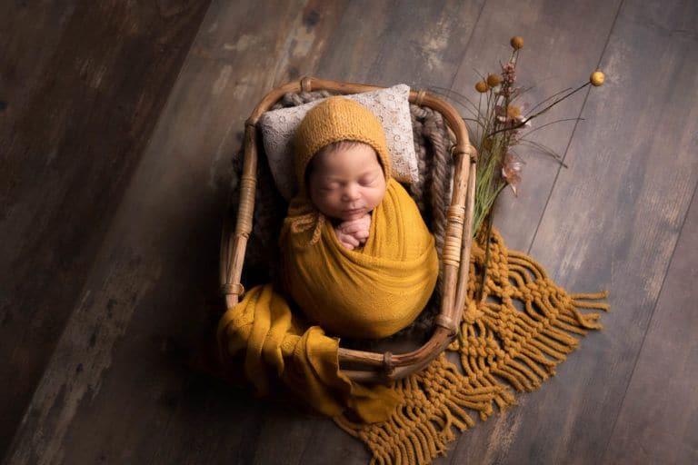 photographe bebe ambiance photo jaune moutarde pour bébé