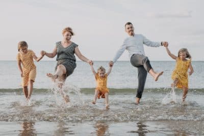 photo de famille fun dans l'eau
