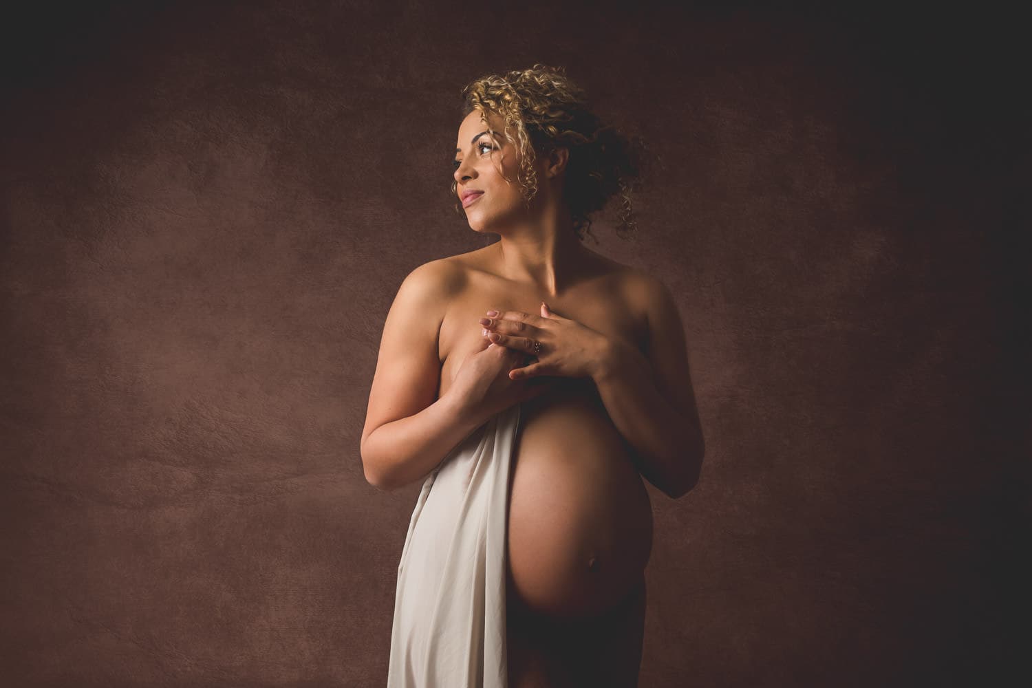 photo femme enceinte lors d'une séance photo maternité au studio breal sous montofrt
