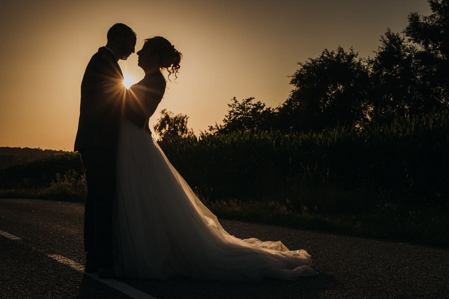 photos de mariés au coucher du soleil