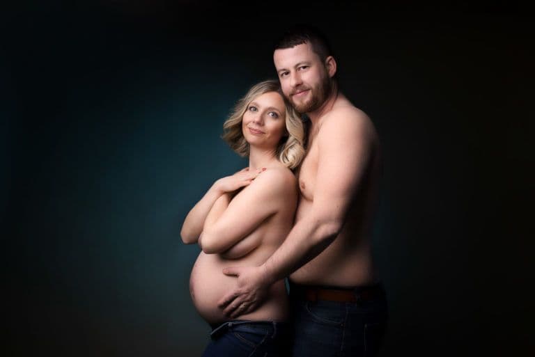 photos artistiques au studio shooting grossesse avec votre conjoint