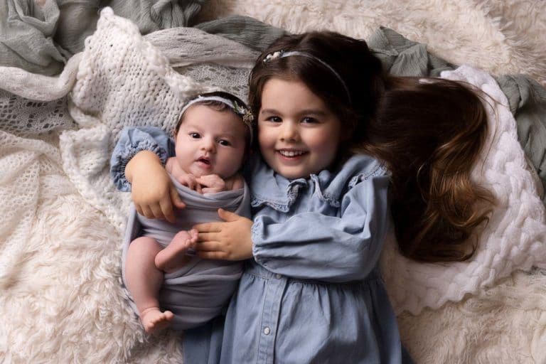 photo de bébé au studio, shooting photo bebe avec grande soeur
