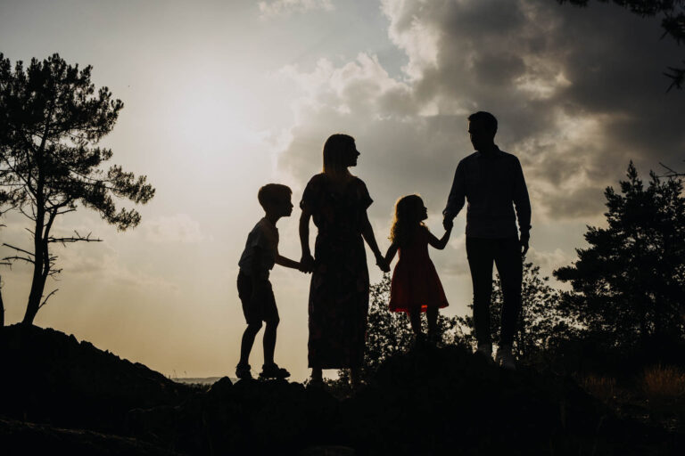 photo ombres d'une famille de quatre personnes photo de famille en extérieiur