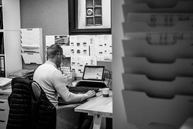 indépendant qui travaille dans son bureau sur son ordinateur, photo noir et blanc, photographe corporate