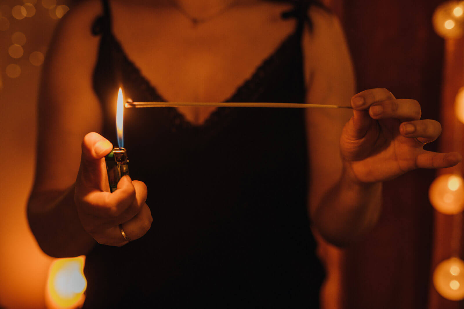 femme qui allume un encens, séance photo métier