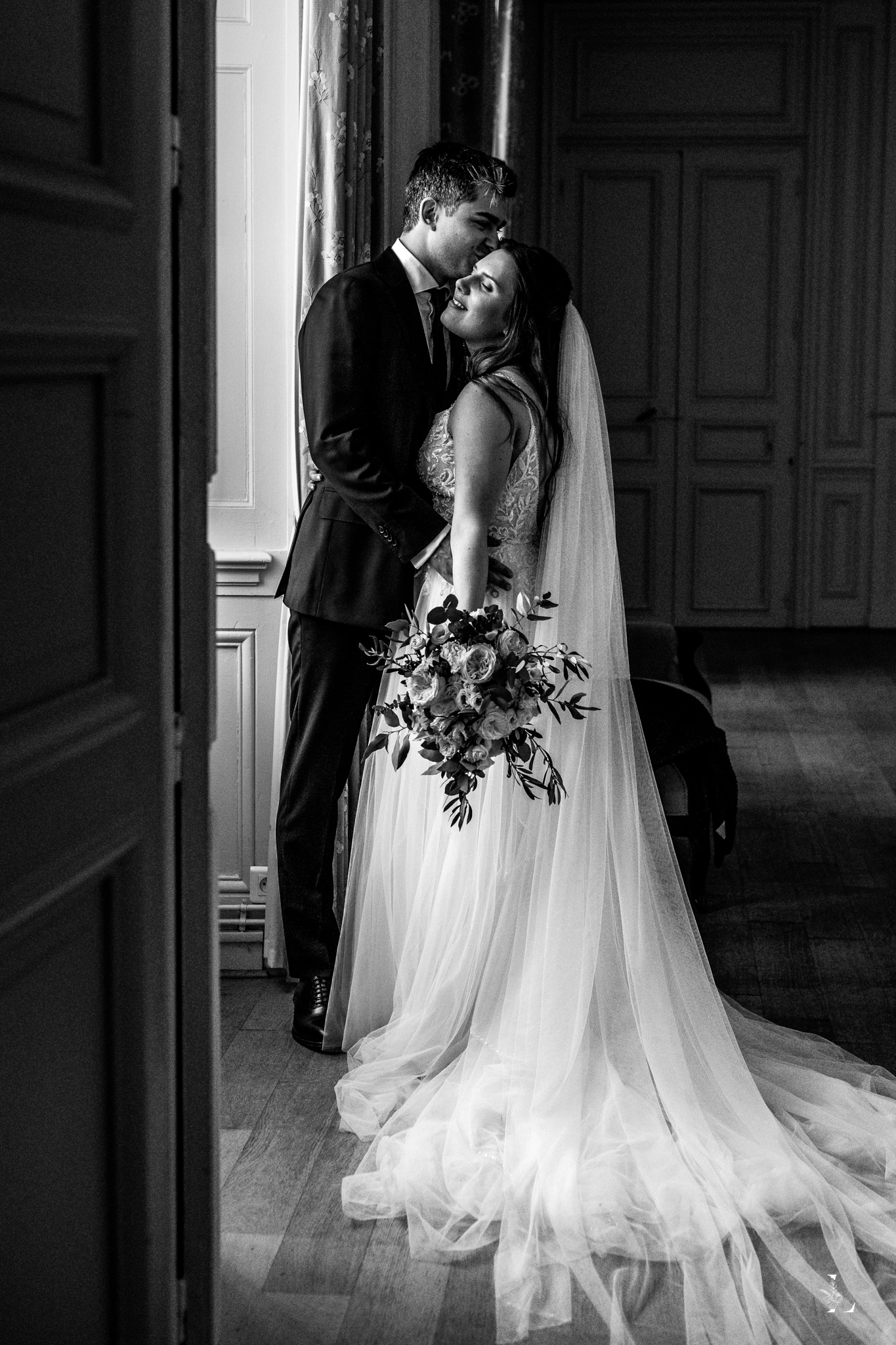 photo de couple dans un château en intérieur lors d'un mariage en Bretagne
