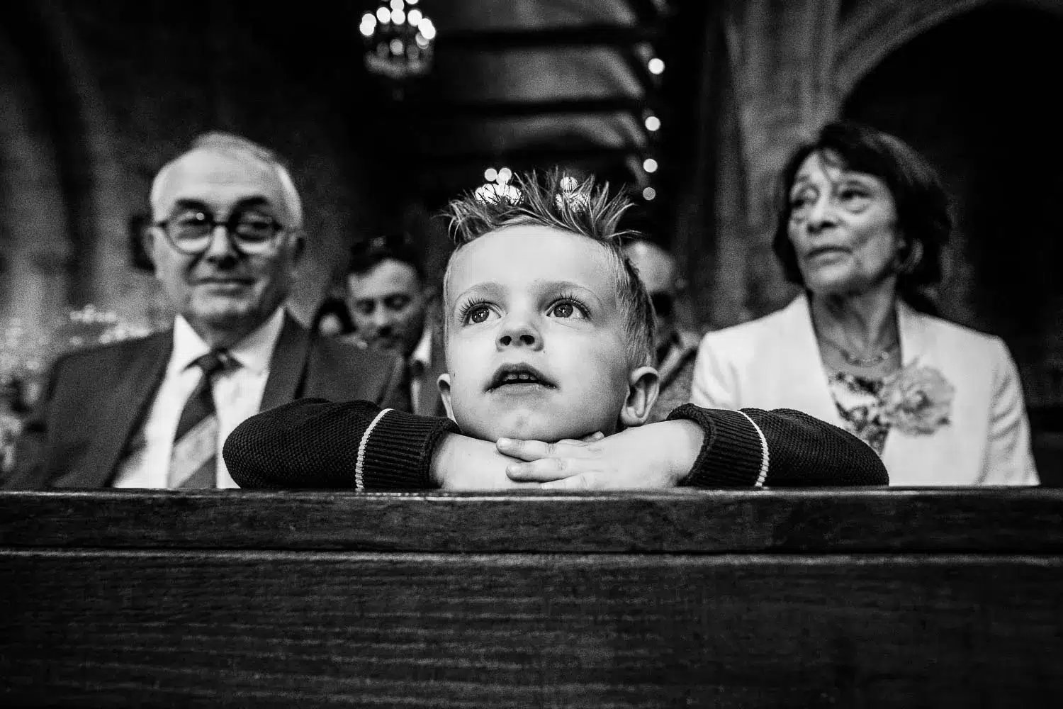 portrait enfant lors d'une cérémonie de mariage à l'église