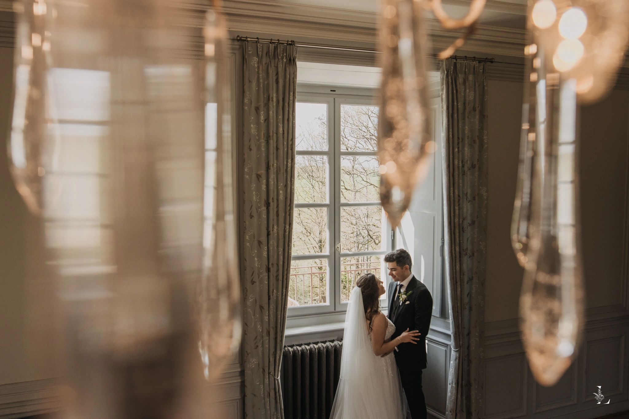 photo de couple dans un salon du château de la chasse à iffendic