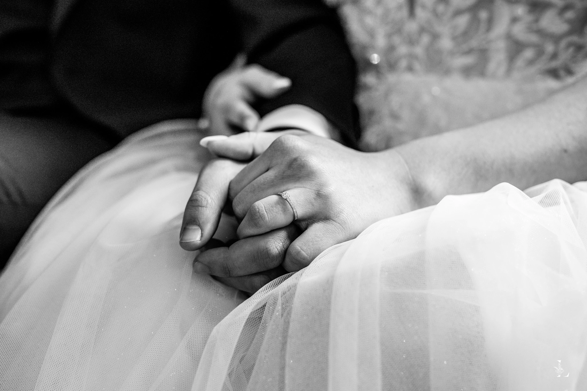 d"tail d'un reportage mariage, gros plan sur les mains des mariés