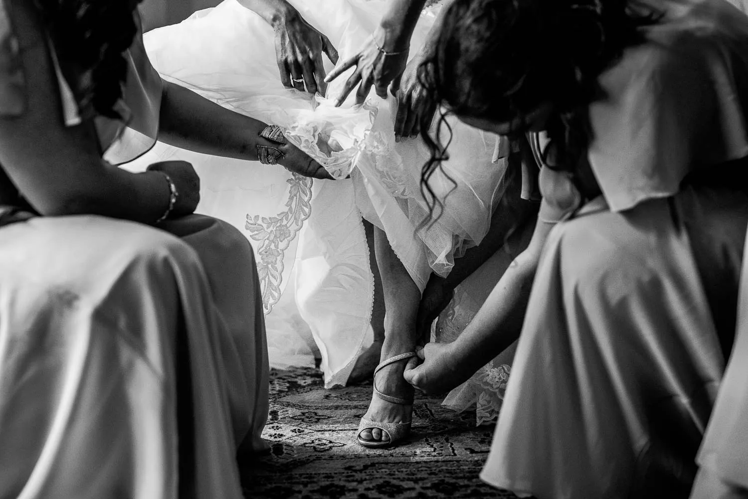 détails de l'habillage de la mariée
