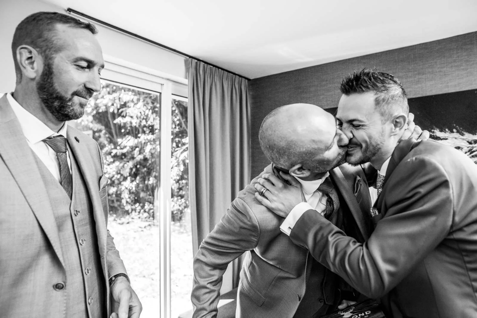 moment fun durant les préparatifs du marié