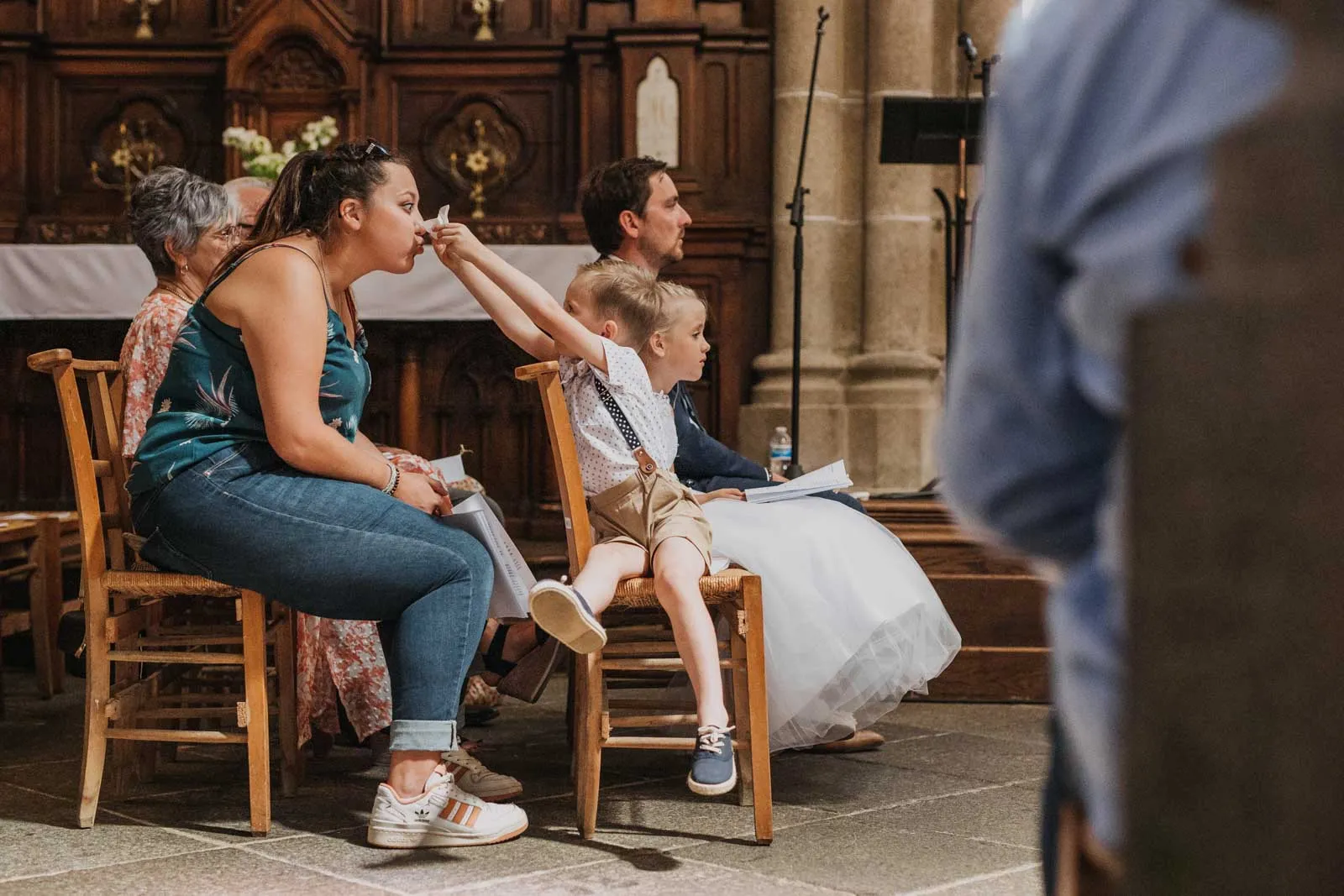 cérémonie religieuse avec des enfants