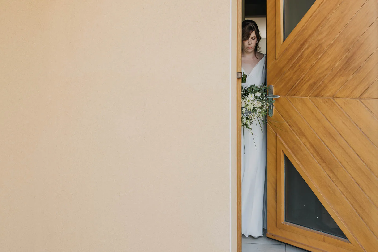 sortie de la mariée après ses préparatifs