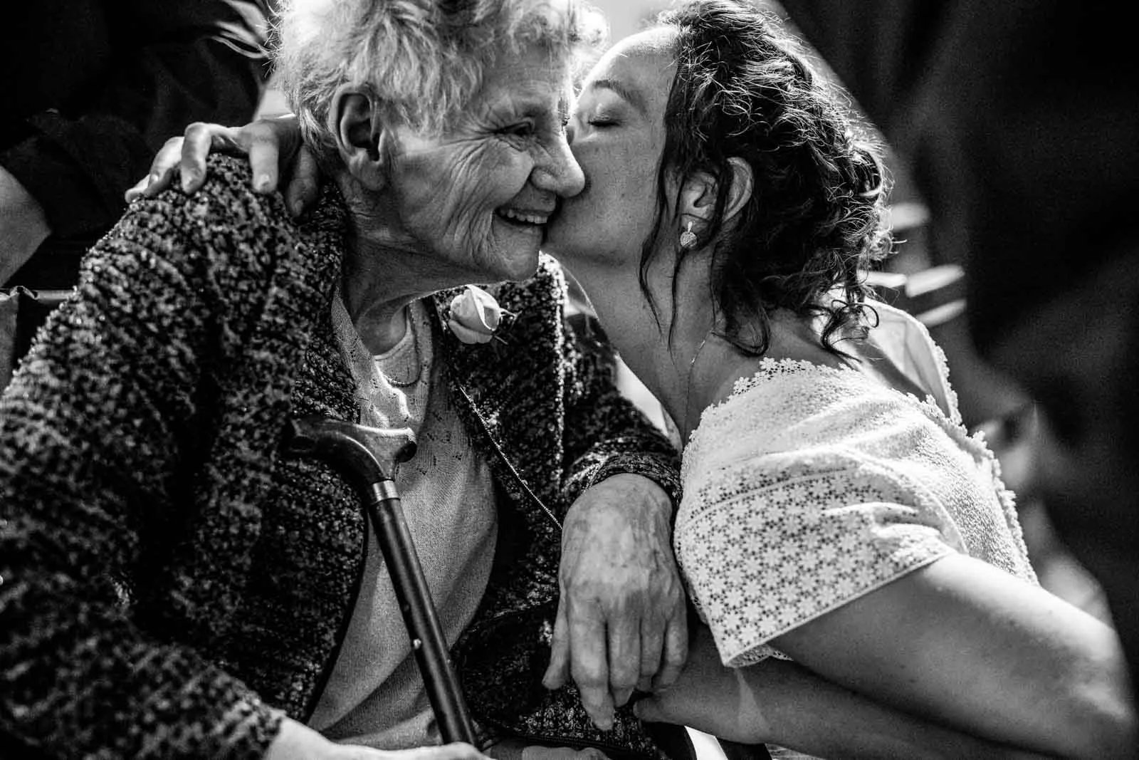 bisou de la mariée à sa grand-mère