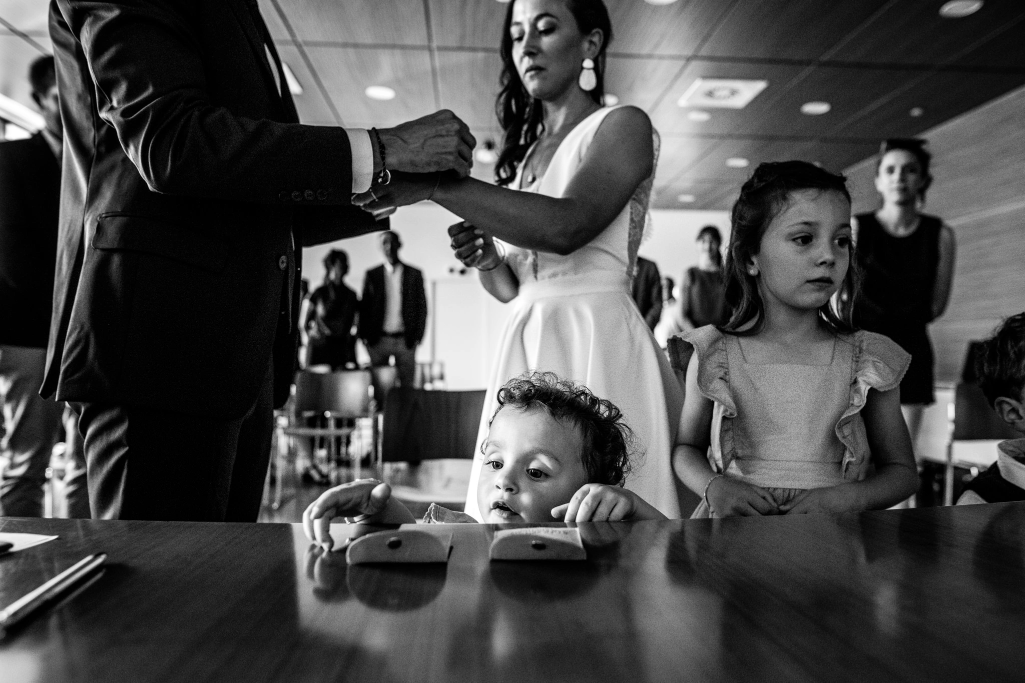 scène de mariage avec un enfant lors d'une cérémonie