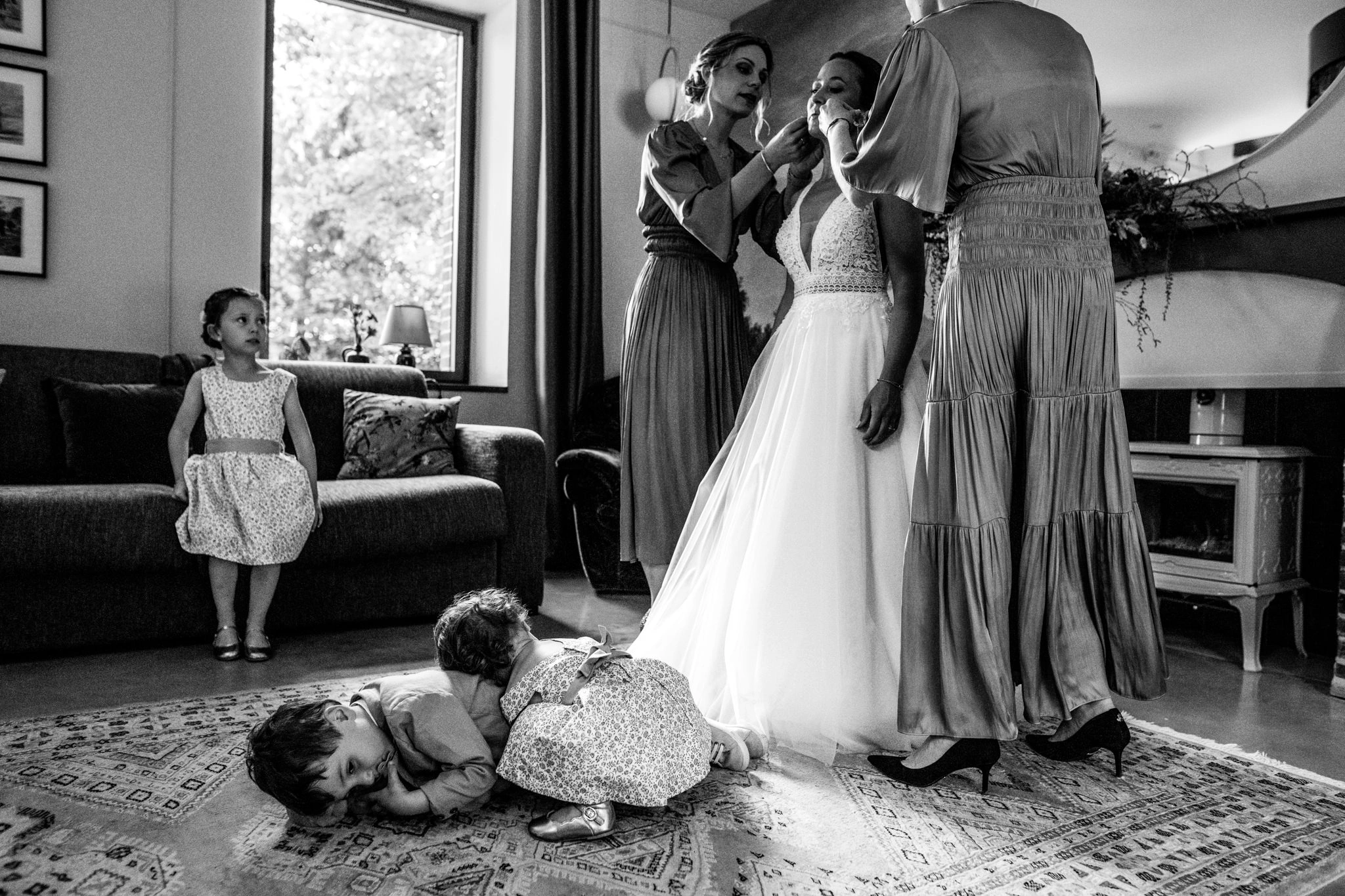 les préparatifs de la mariée avec ses enfants