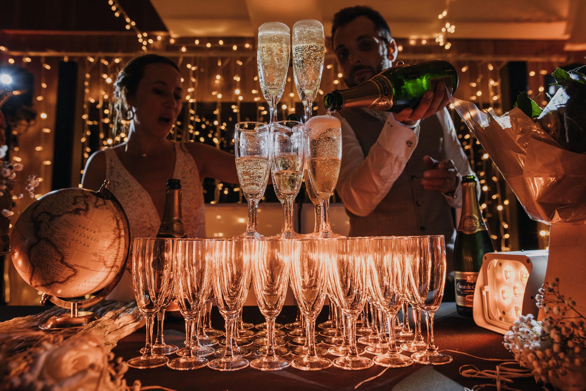 cascade de champagne et arrivée du dessert durant une soirée de mariage