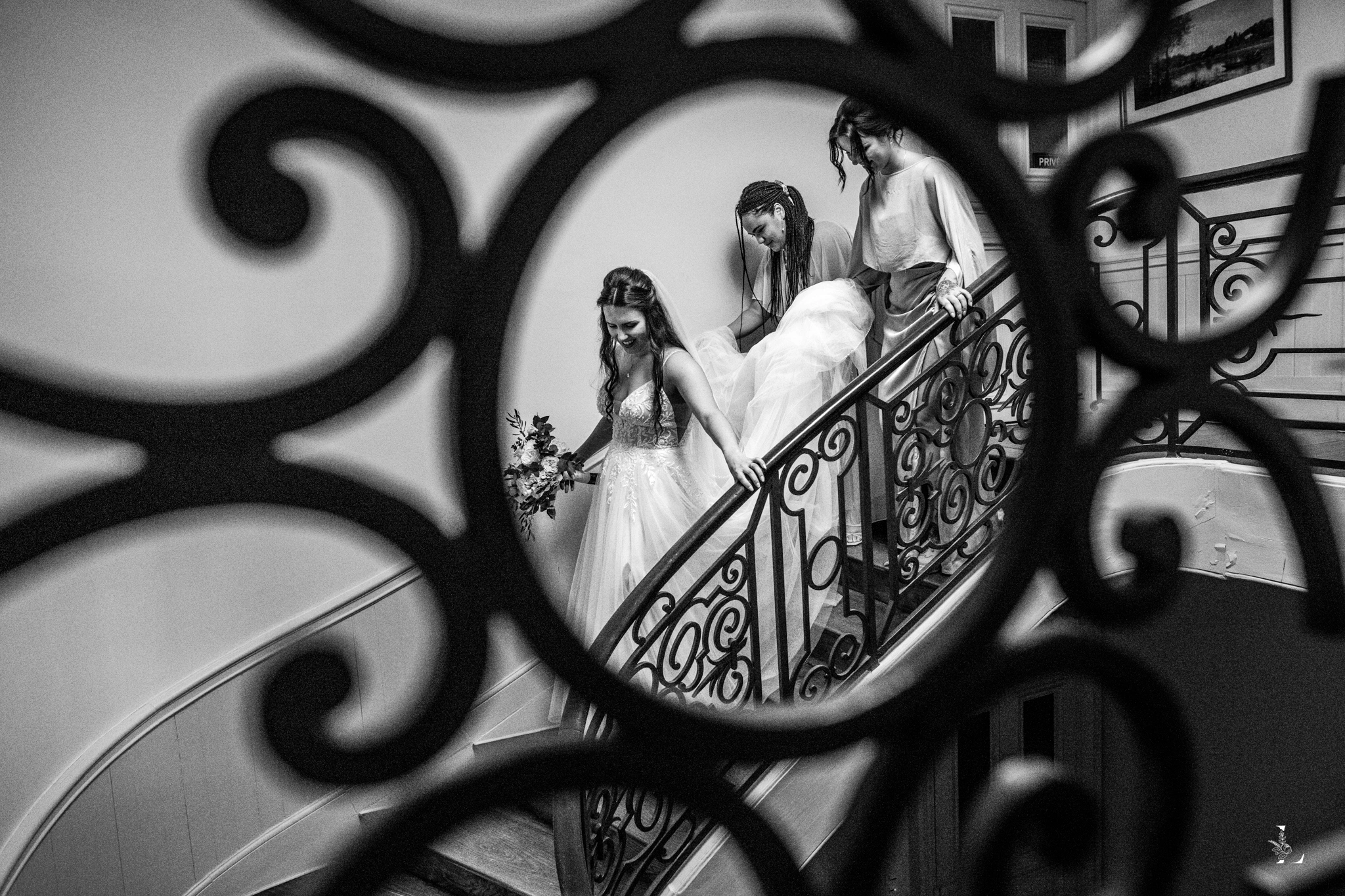 la mariée avec ses témoins allant découvrir le marié