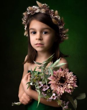 portrait photo fillette qui tien tun bouquet de fleur
